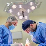 Imagen Moderna lampará llegó al box de cirugía menor de maxilofacial