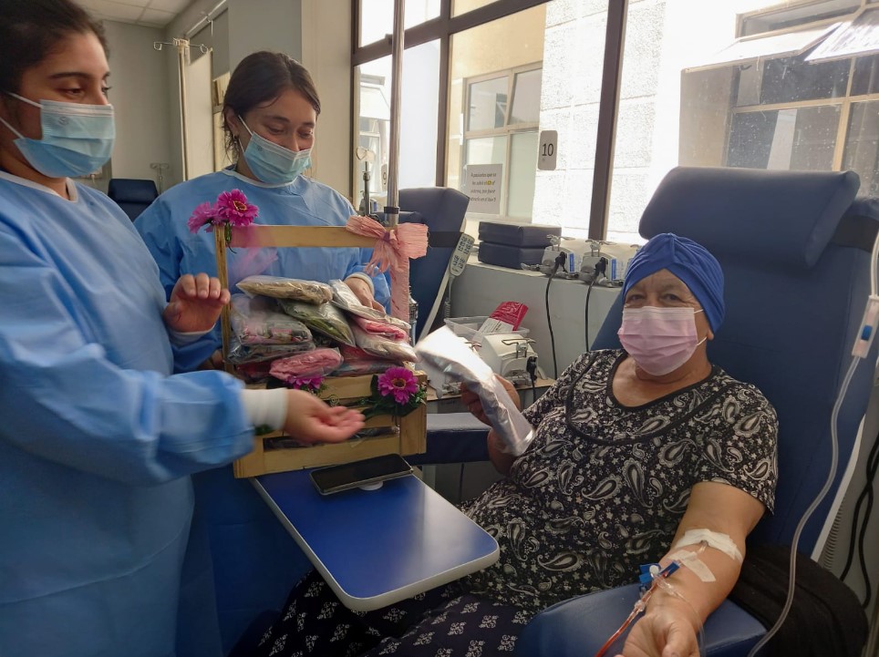 Imagen Pacientes de Oncología reciben pañuelos de alegría